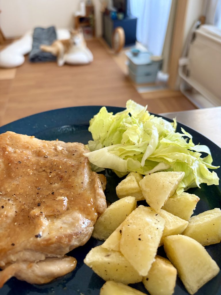 料理と柴犬